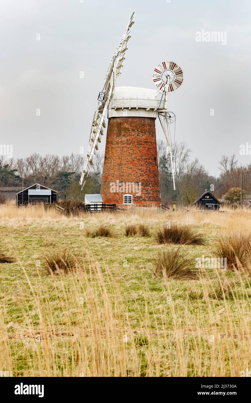 Horsey Windpump est l'une des plus grandes pompes à vent des Norfolk Broads, la structure est un bâtiment classé de catégorie II. East Anglia, Angleterre, Royaume-Uni. Banque D'Images