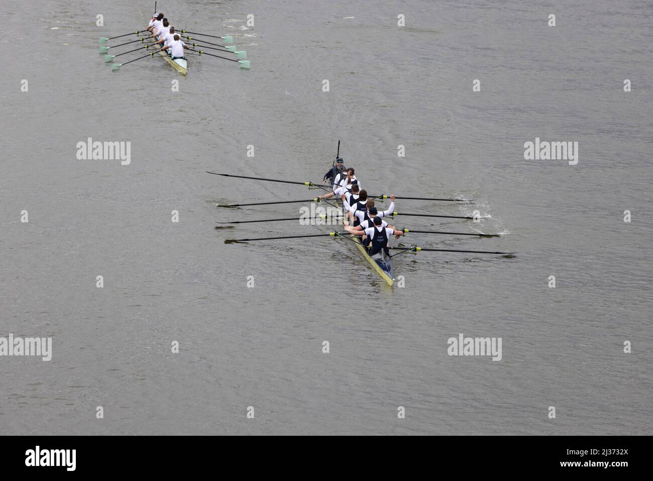 Oxford à la fin de la course de bateaux Gemini 167th hommes Oxford / Cambridge 2022. Banque D'Images