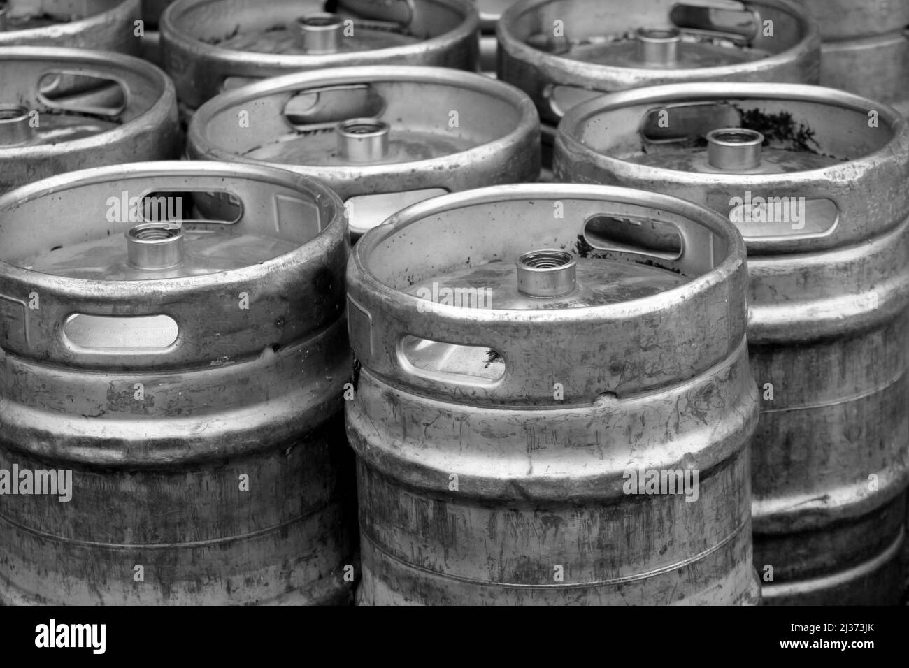 Grand groupe de bières en acier, de lager ou de barils, de fûts ou de cuves. Banque D'Images