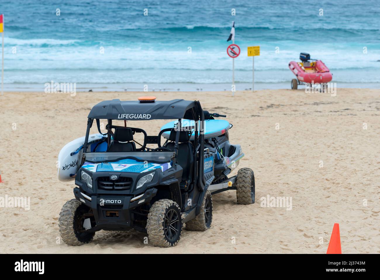 Un CFMOTO UTV (véhicule utilitaire terrain) accroché à un jet ski et avec un plan de sauvetage latéral, se trouve sur Newcastle Beach, en Nouvelle-Galles du Sud, en Australie Banque D'Images