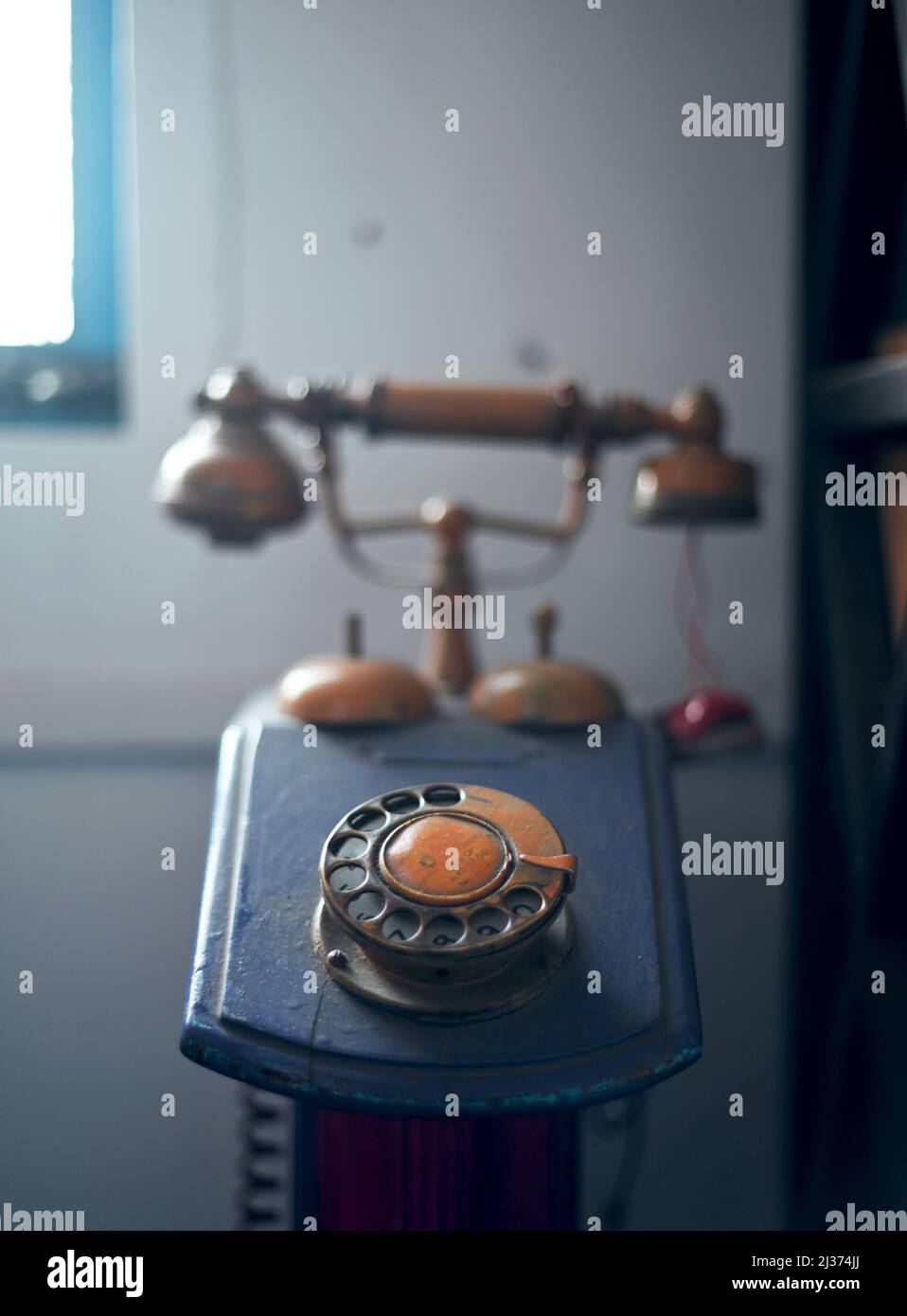 Téléphone à l'ancienne chez un antiquaire Banque D'Images