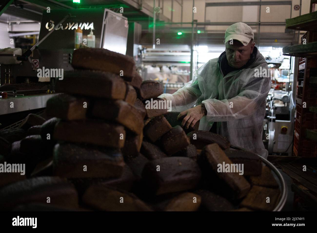 Une boulangerie fabrique du pain dans le district d'Obolon, pendant la guerre 49 employés, y compris des Ukrainiens, des Russes et des Lybiens employés, fabrique 120 tonnes de pain par jour pour les Ukrainiens, à Kiev, (Kiev), le 28 mars 2022 pendant l'invasion russe de l'Ukraine. Photo de Raphael Lafargue/ABACAPRESS.COM Banque D'Images