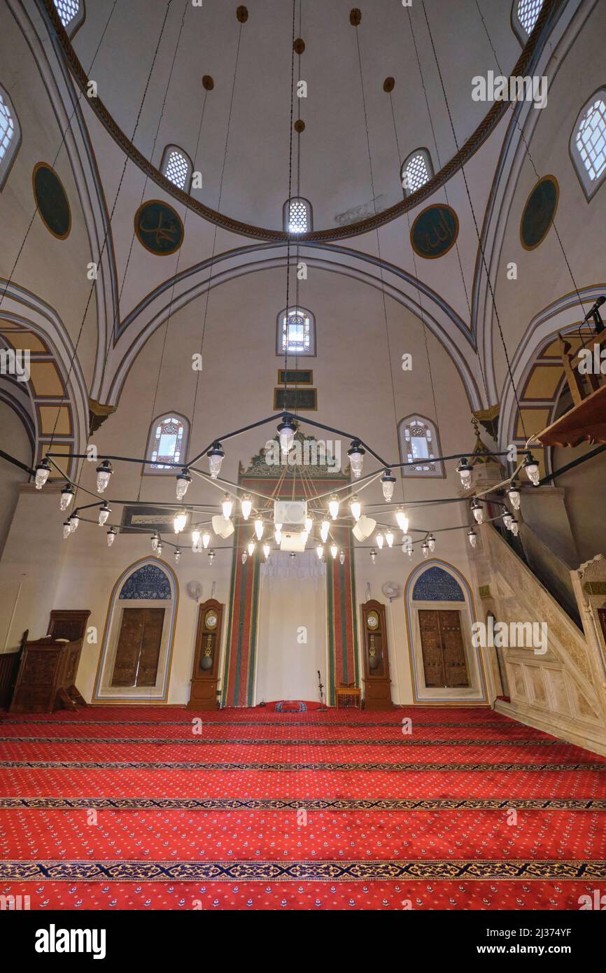 Vue intérieure de la mosquée du Sultan, richement aménagée, avec le mihrab. À Manisa, Turquie. Banque D'Images