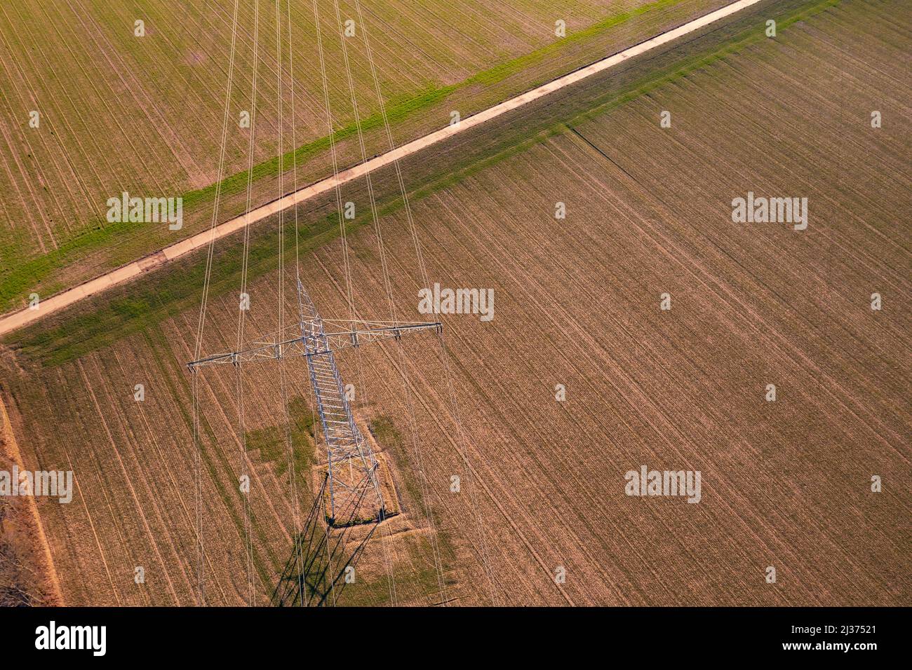 Lignes électriques sur un poteau de puissance pour la transition d'énergie d'en haut d'une perspective de drone Banque D'Images