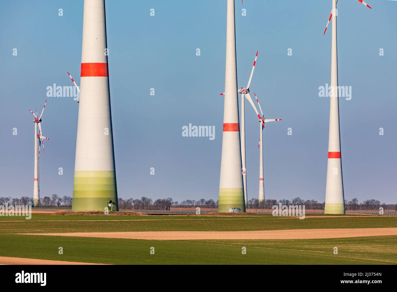 Les tours massives de nombreuses éoliennes dans un parc éolien onshore détruisent la vue sur un paysage pittoresque en Allemagne Banque D'Images