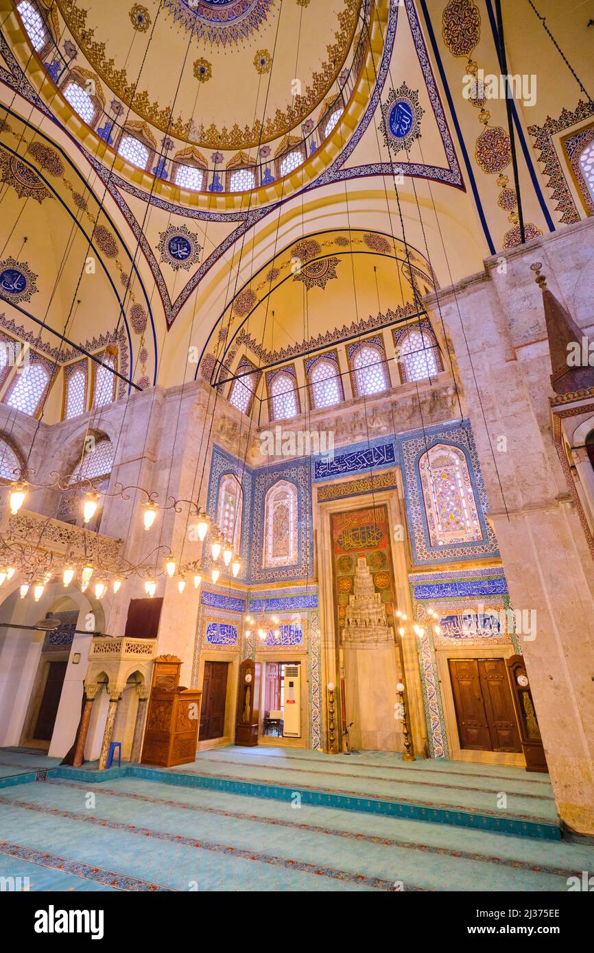 Vue intérieure de la mosquée et d'une partie du dôme, y compris le mihrab central. À la mosquée Muradiye de Manisa, Turquie. Banque D'Images