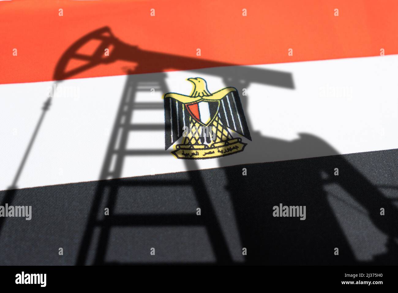 L'industrie pétrolière de l'égypte. Puits de pétrole sur le fond du drapeau égyptien. Exploitation minière et exportation de pétrole. Commerce sur le marché mondial du carburant. L'industrie du carburant concende Banque D'Images