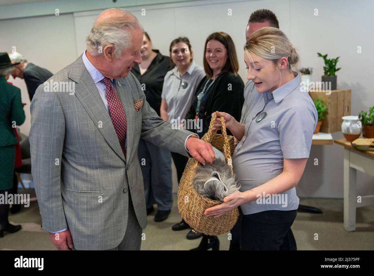 Le Prince de Galles rencontre un producteur local de laine lors d'une visite à Tebay Services à Cumbria pour souligner son anniversaire de 50th. Date de la photo: Mercredi 6 avril 2022. Banque D'Images