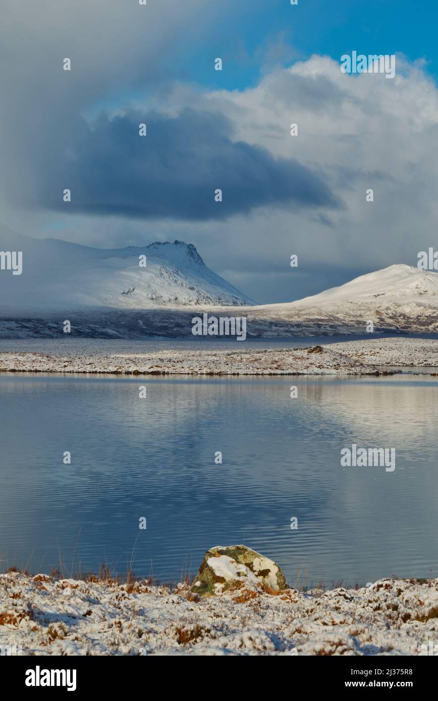 En passant des averses de neige au-dessus de Ben Loyal, Highland Scotland Banque D'Images