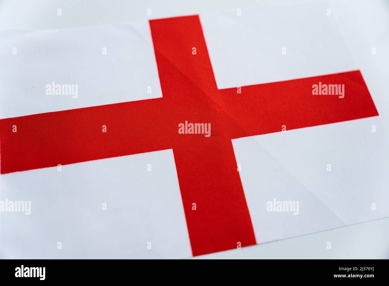 Drapeau de la soie d'Angleterre. Drapeau de l'Angleterre sur une table blanche Banque D'Images