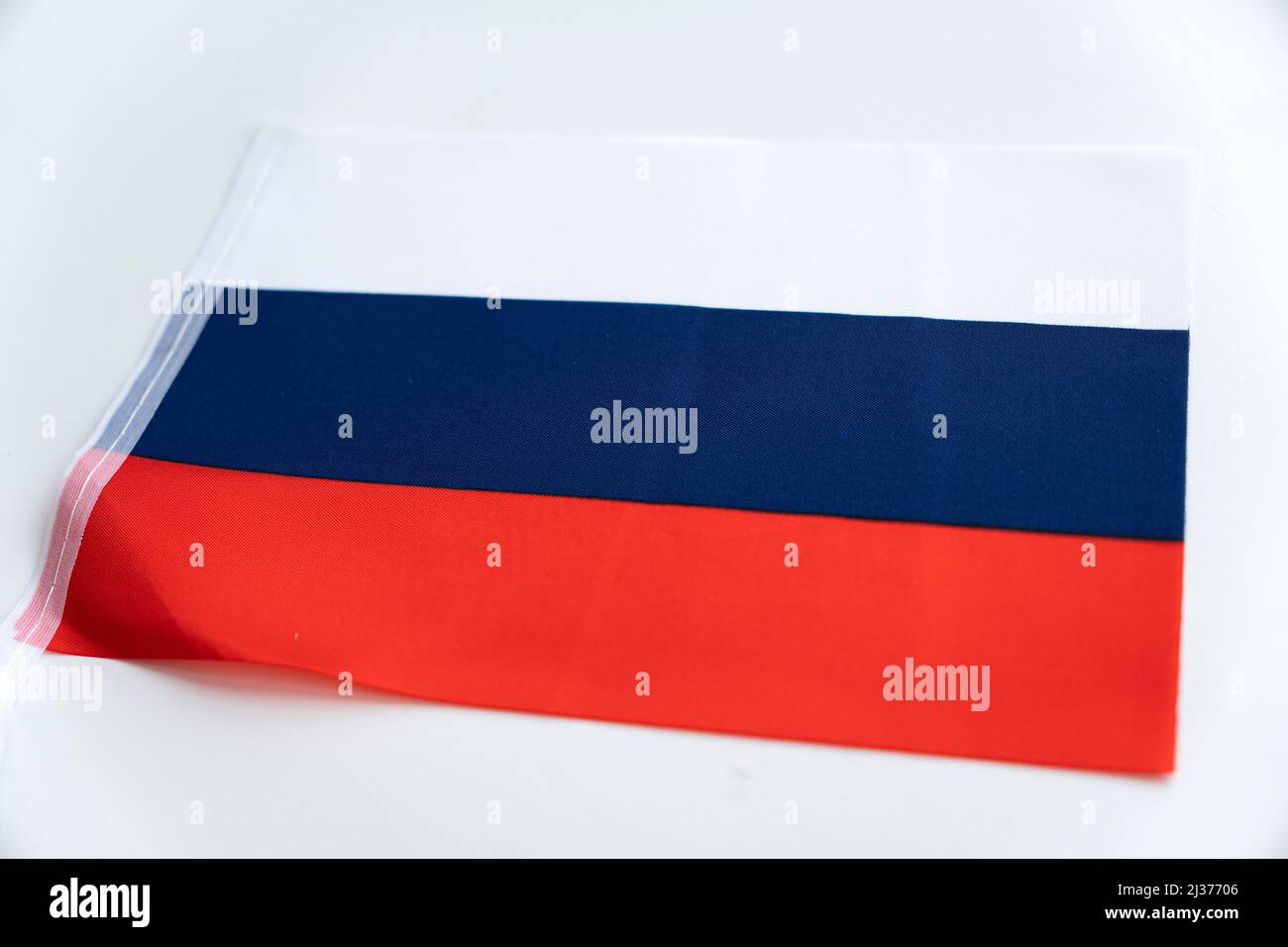 Gros plan du drapeau de la Russie. Drapeau de la Russie sur une table blanche Banque D'Images