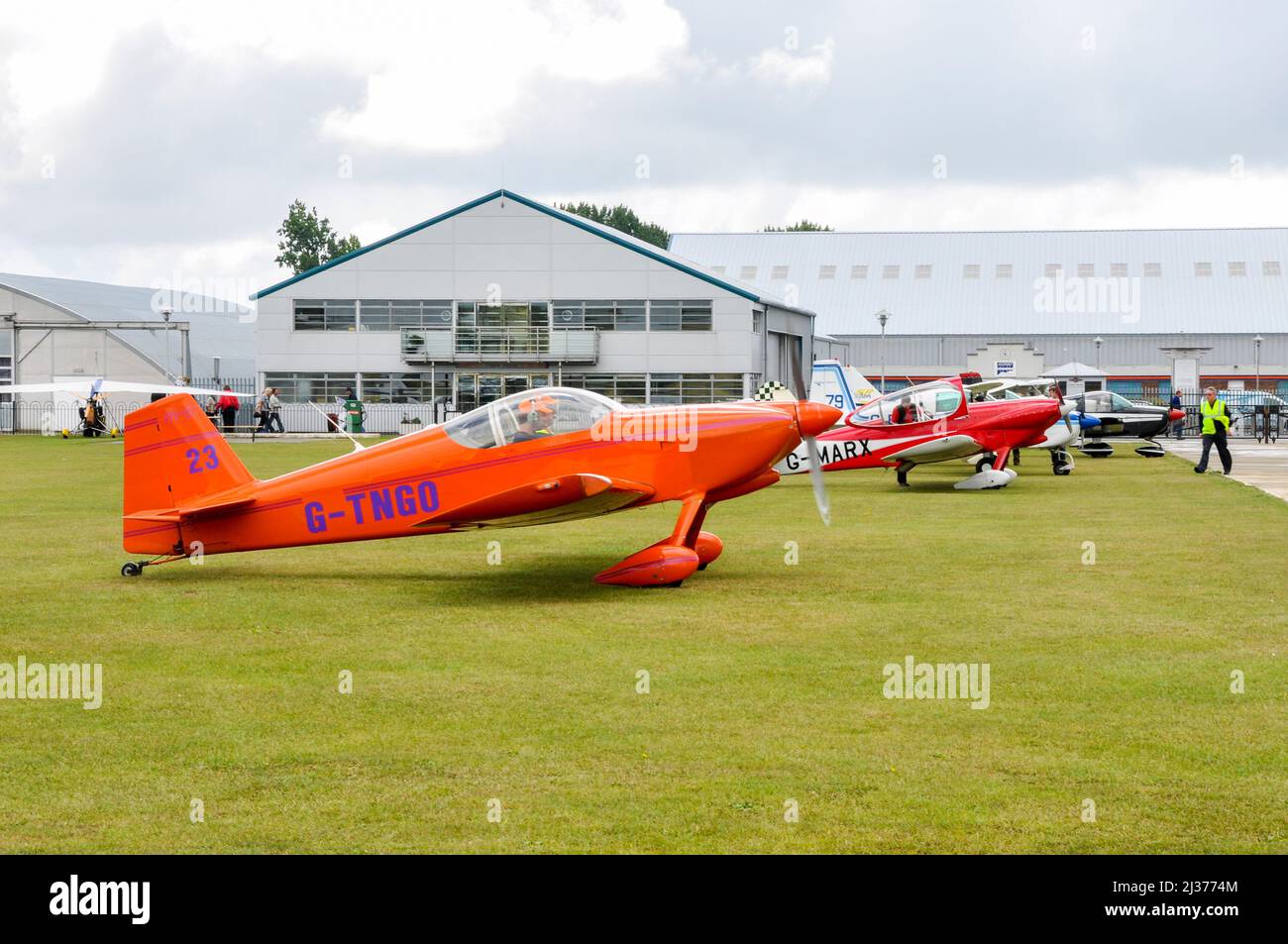 L'avion léger RV-6 de Van devant le mess du pilote et les bâtiments de l'aérodrome de Sywell, dans le Northamptonshire, au Royaume-Uni, pendant une course aérienne. Les avions de course sont prêts Banque D'Images
