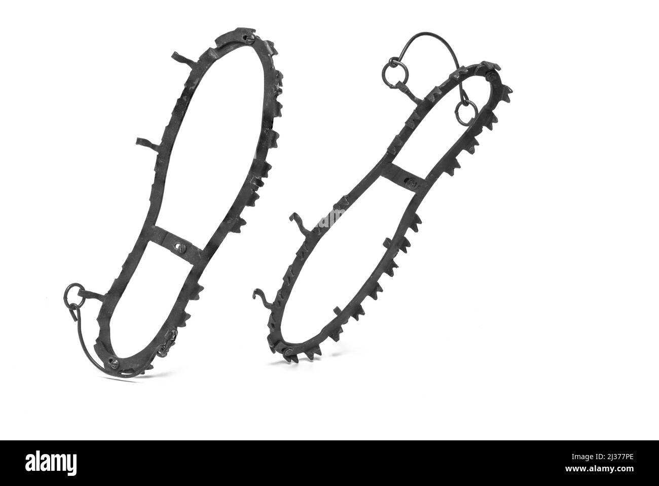 Gros plan d'une paire de crampons rétro d'alpinisme rétro et légers utilisés sur des surfaces glacées pour une ascension et une descente en toute sécurité dans les montagnes Banque D'Images