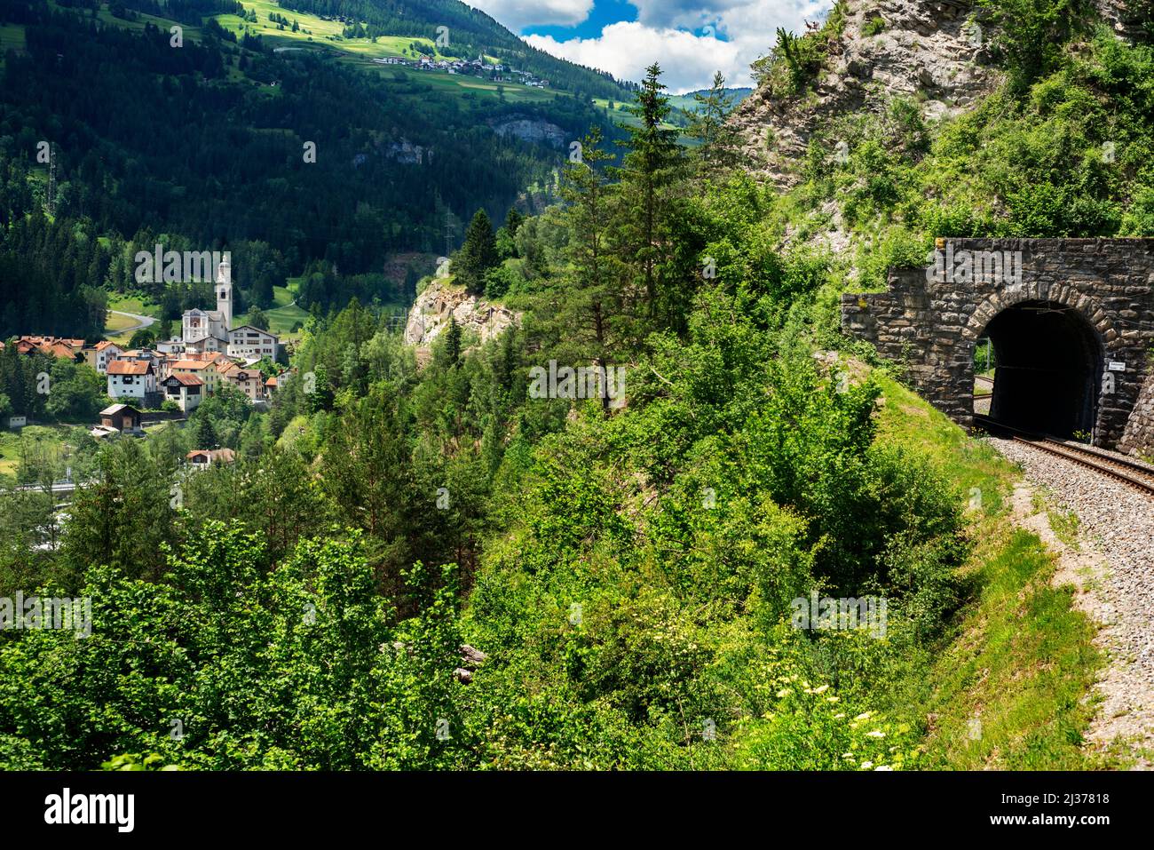 Village de Tiefencastel et montagnes des alpes, Graubunden, montagne des Grisons. Le glacier express train de Zermatt à St.Moritz, le train panoramique que c Banque D'Images