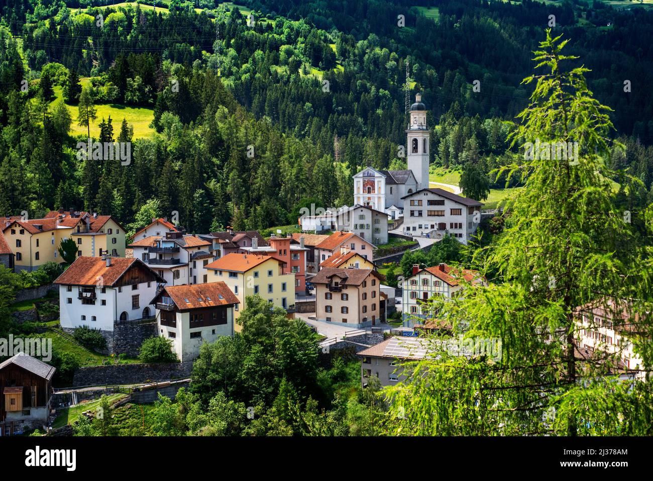 Village de Tiefencastel et montagnes des alpes, Graubunden, montagne des Grisons. Le glacier express train de Zermatt à St.Moritz, le train panoramique que c Banque D'Images