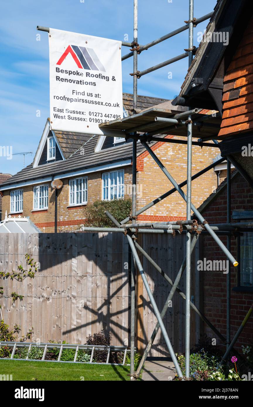 Échafaudage sur une maison en cours de rénovation et de réparation de toit sur une maison en Angleterre, au Royaume-Uni. Banque D'Images