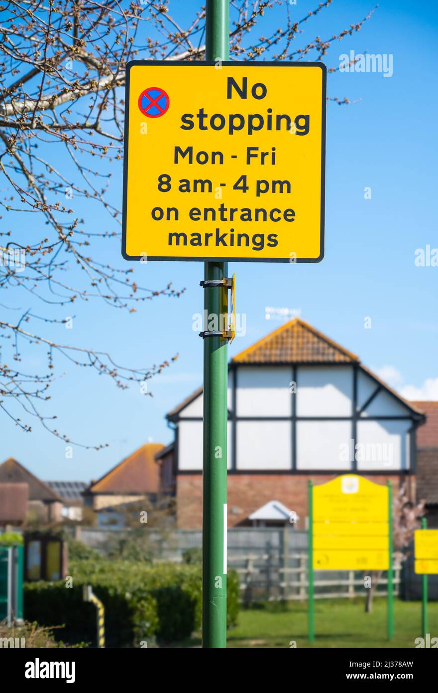 Jaune pas de panneau indiquant qu'il n'y a pas d'arrêt du lundi au vendredi 8am à 4pm en Angleterre, au Royaume-Uni. Banque D'Images