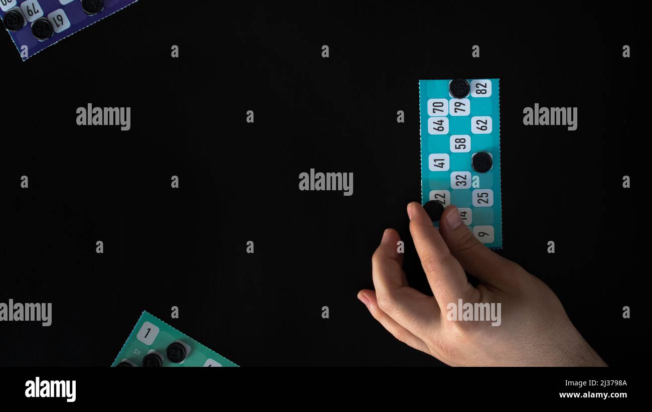 Cartes de jeu de bingo isolées sur fond noir, jeu de société, jeu, vue de dessus Banque D'Images