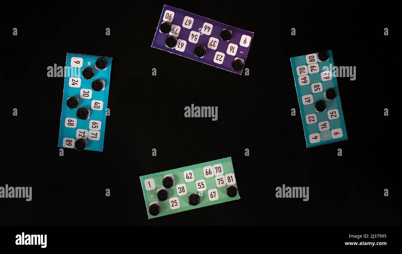 Cartes de jeu de bingo isolées sur fond noir, jeu de société, jeu, vue de dessus Banque D'Images
