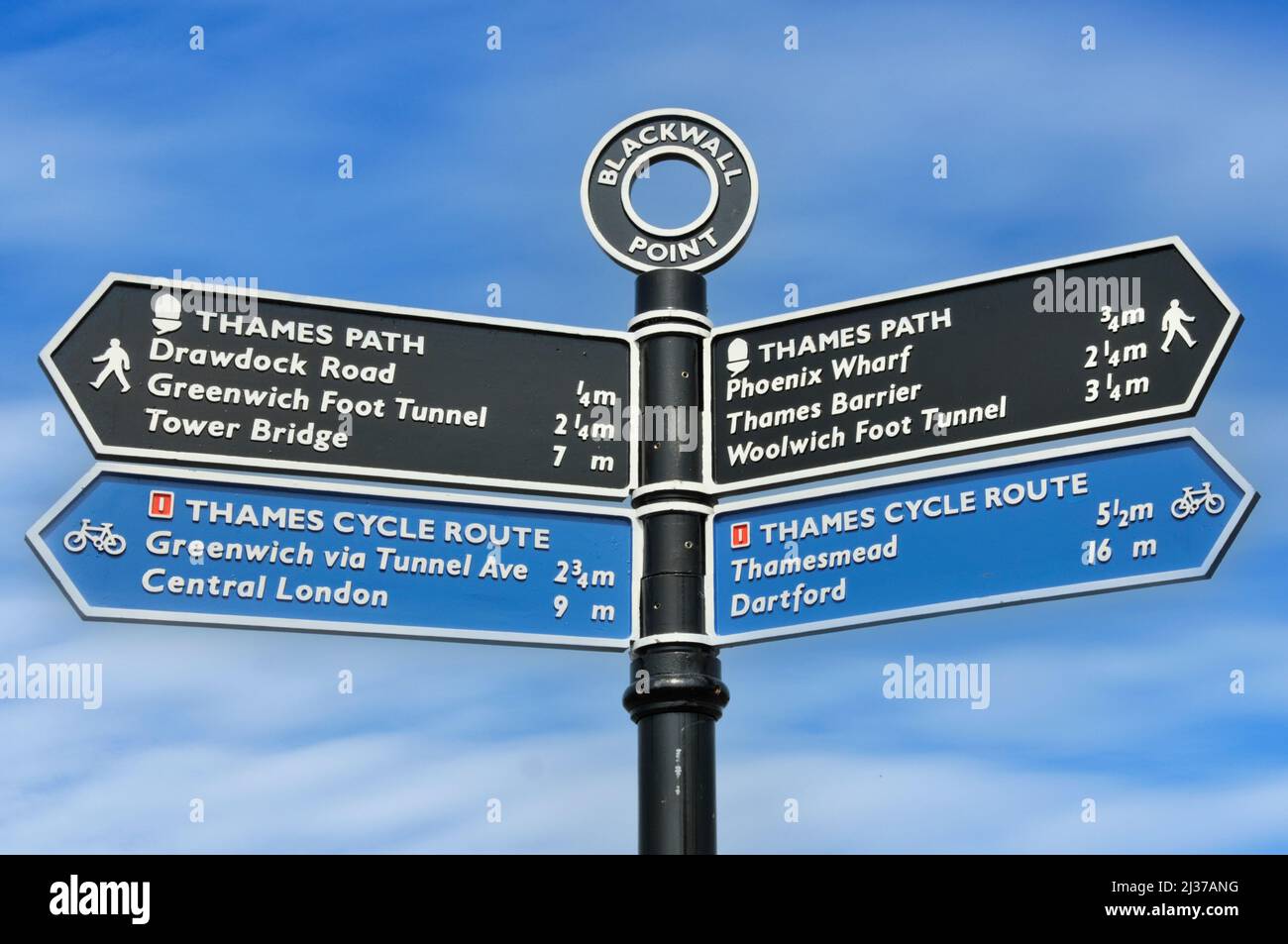 Gros plan Thames côté sentier de randonnée doigt pointant vers le panneau et Thames cycle route direction MILLAGE après Blackwall point Greenwich Peninsula Londres UK Banque D'Images