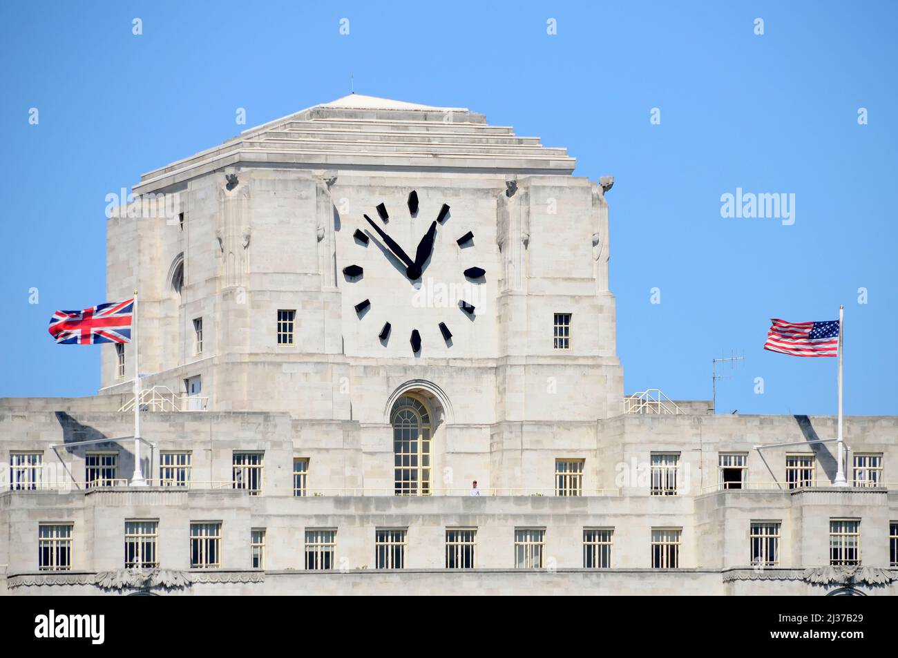 Le plus grand visage de l'horloge au Royaume-Uni Big Benzene sur Londres site Shell Mex House grade II bâtiment de bureau classé Union Jack & Stars & Stripes drapeaux Angleterre Royaume-Uni Banque D'Images