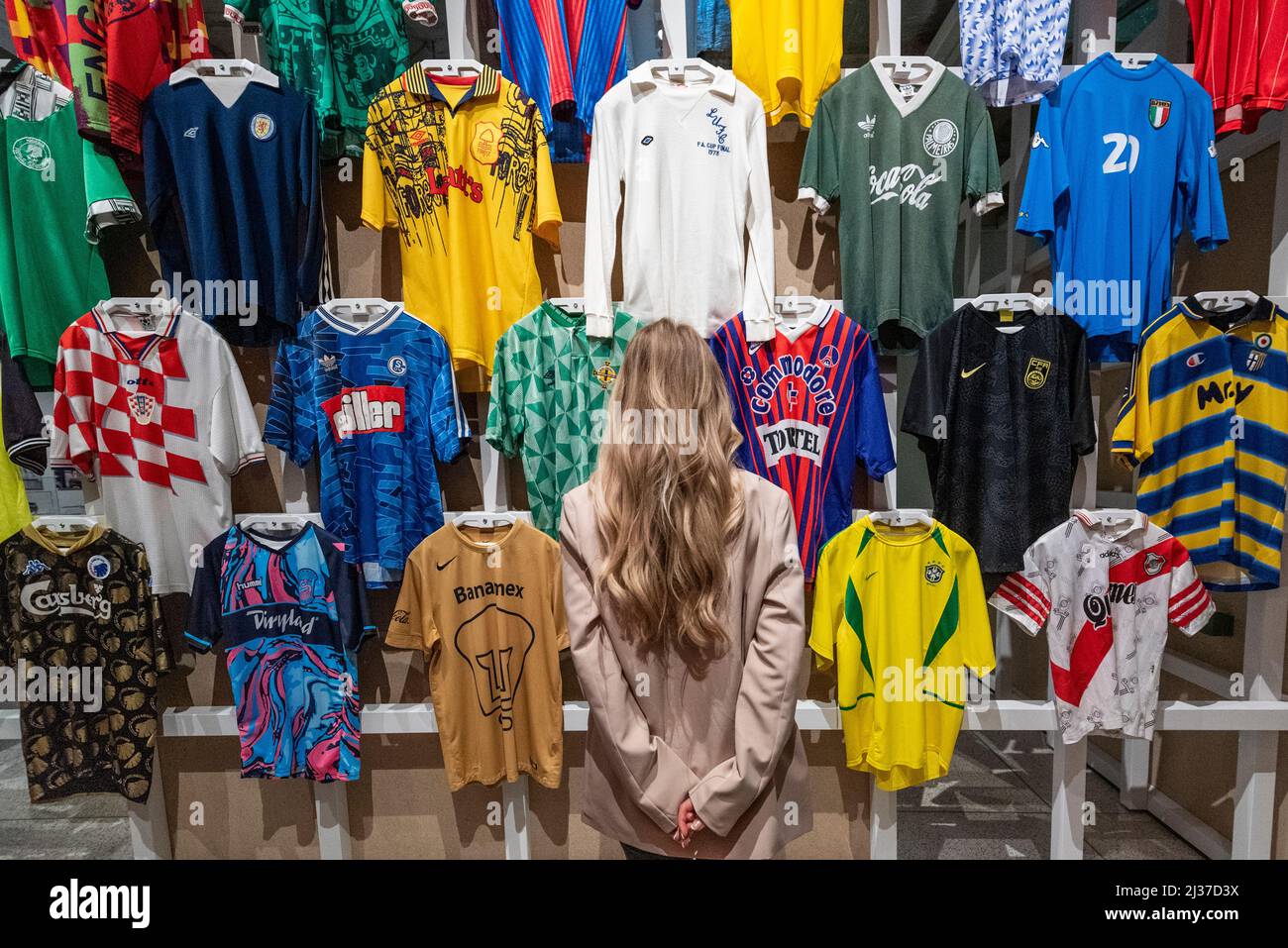 Londres, Royaume-Uni. 6 avril 2022. Des clubs et des maillots internationaux sont exposés. Aperçu de «football: Designing the Beautiful Game», une nouvelle exposition au Design Museum qui célèbre la façon dont le design a influencé le sport le plus populaire au monde. L'exposition, réalisée en partenariat avec le Musée national du football, se déroule du 8 avril au 29 août 2022. Credit: Stephen Chung / Alamy Live News Banque D'Images