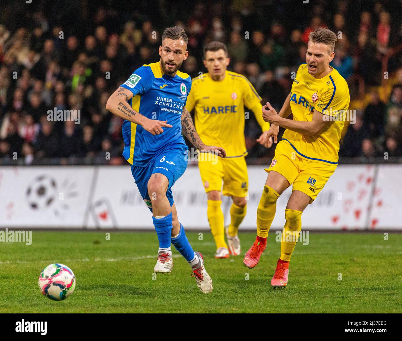 Sports, football, Ligue régionale Ouest, 2021/2022, Rot Weiss Oberhausen vs. Rot Weiss Essen 1-1, Stade Niederrhein à Oberhausen, scène du match, f.l.t.n. Fabian Holthaus (RWO), Thomas Eisfeld (RWE), Luca Duerholtz (RWE) Banque D'Images