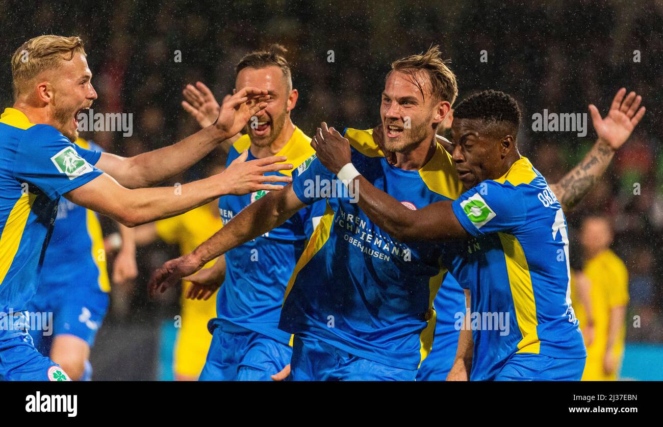 Sports, football, Ligue régionale Ouest, 2021/2022, Rot Weiss Oberhausen vs. Rot Weiss Essen 1-1, Stade Niederrhein à Oberhausen, se réjouir du but 1-0, f.l.t.n. Tim Stappmann (Adjum), Sven Kreyer (Adjum), attaquant Pierre Fassnacht (Adjum), Saibou Oubeyapwa (Adjum) Banque D'Images