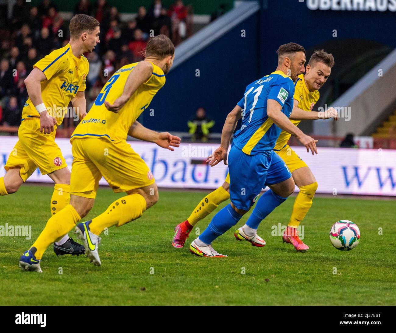 Sports, football, Ligue régionale Ouest, 2021/2022, Rot Weiss Oberhausen vs. Rot Weiss Essen 1-1, Stade Niederrhein à Oberhausen, scène du match, f.l.t.n. Niklas Tarnat (RWE), Felix Herzenbruch (RWE), Sven Kreyer (RWO), Luca Duerholtz (RWE) Banque D'Images