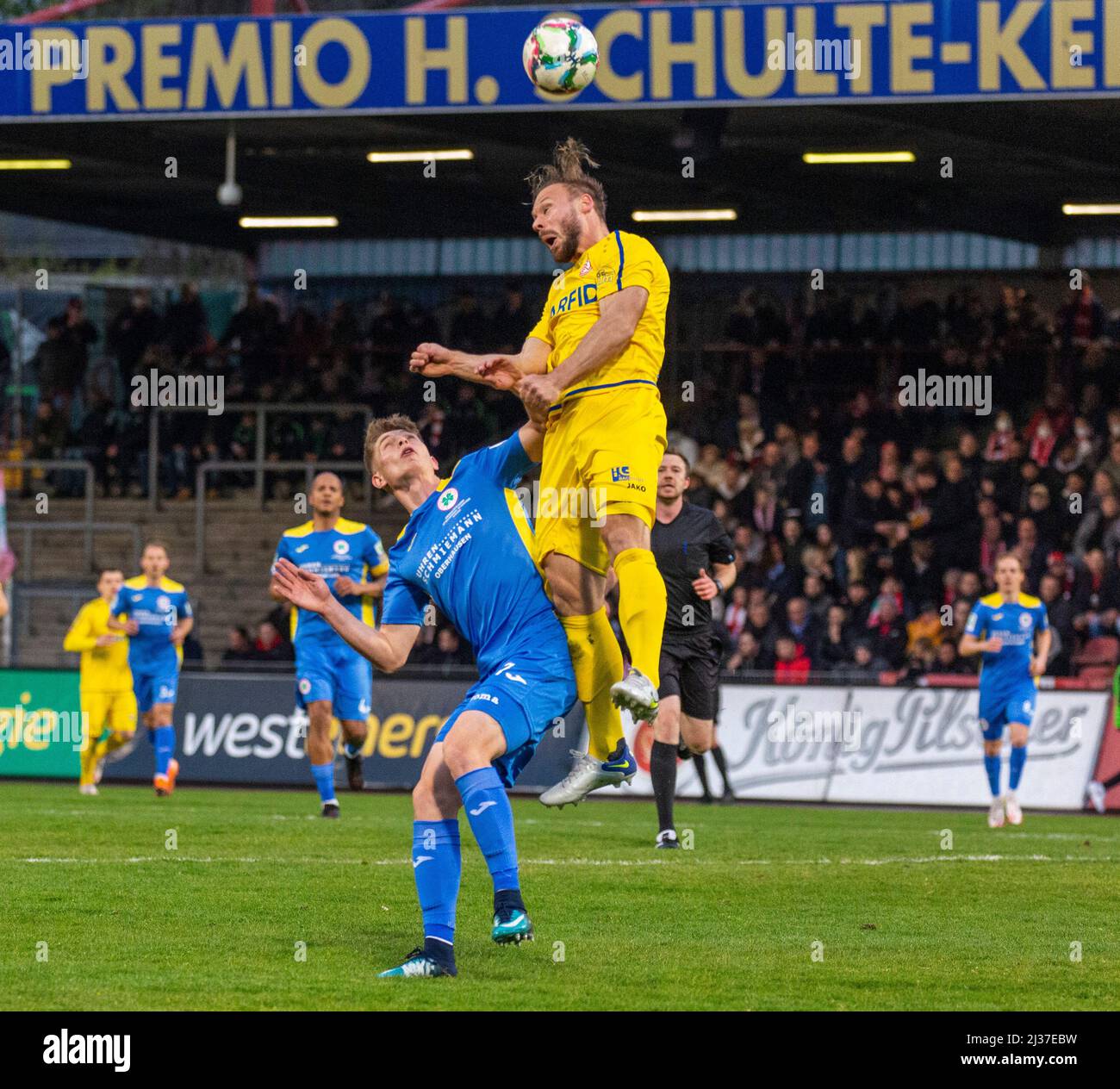 Sports, football, Ligue régionale Ouest, 2021/2022, Rot Weiss Oberhausen vs. Rot Weiss Essen 1-1, Stade Niederrhein à Oberhausen, scène du match, en-tête de Felix Herzenbruch (RWE), au-dessus d'Anton Heinz (RWO) Banque D'Images