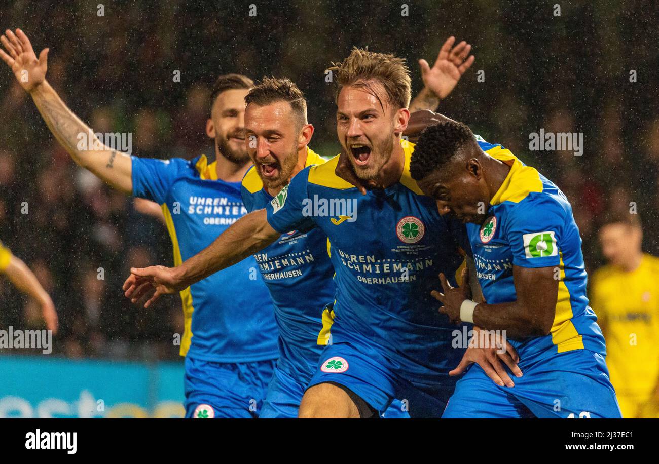 Sports, football, Ligue régionale Ouest, 2021/2022, Rot Weiss Oberhausen vs. Rot Weiss Essen 1-1, Stade Niederrhein à Oberhausen, se réjouir du but 1-0, f.l.t.n. Fabian Holthaus (RWO), Sven Kreyer (RWO), attaquant Pierre Fassnacht (RWO), Saibou Oubeyapwa (RWO) Banque D'Images