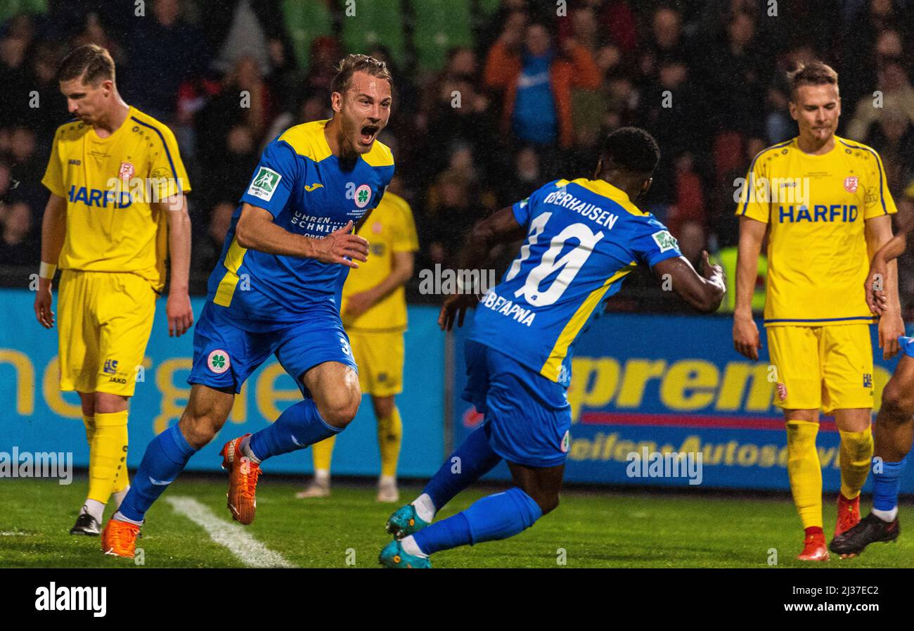 Sports, football, Ligue régionale Ouest, 2021/2022, Rot Weiss Oberhausen vs. Rot Weiss Essen 1-1, Stade Niederrhein à Oberhausen, se réjouir du but 1-0, f.l.t.n. Niklas Tarnat (RWE), attaquant Pierre Fassnacht (RWO), Saibou Oubeyapwa (RWO), Luca Duerholtz (RWE) Banque D'Images