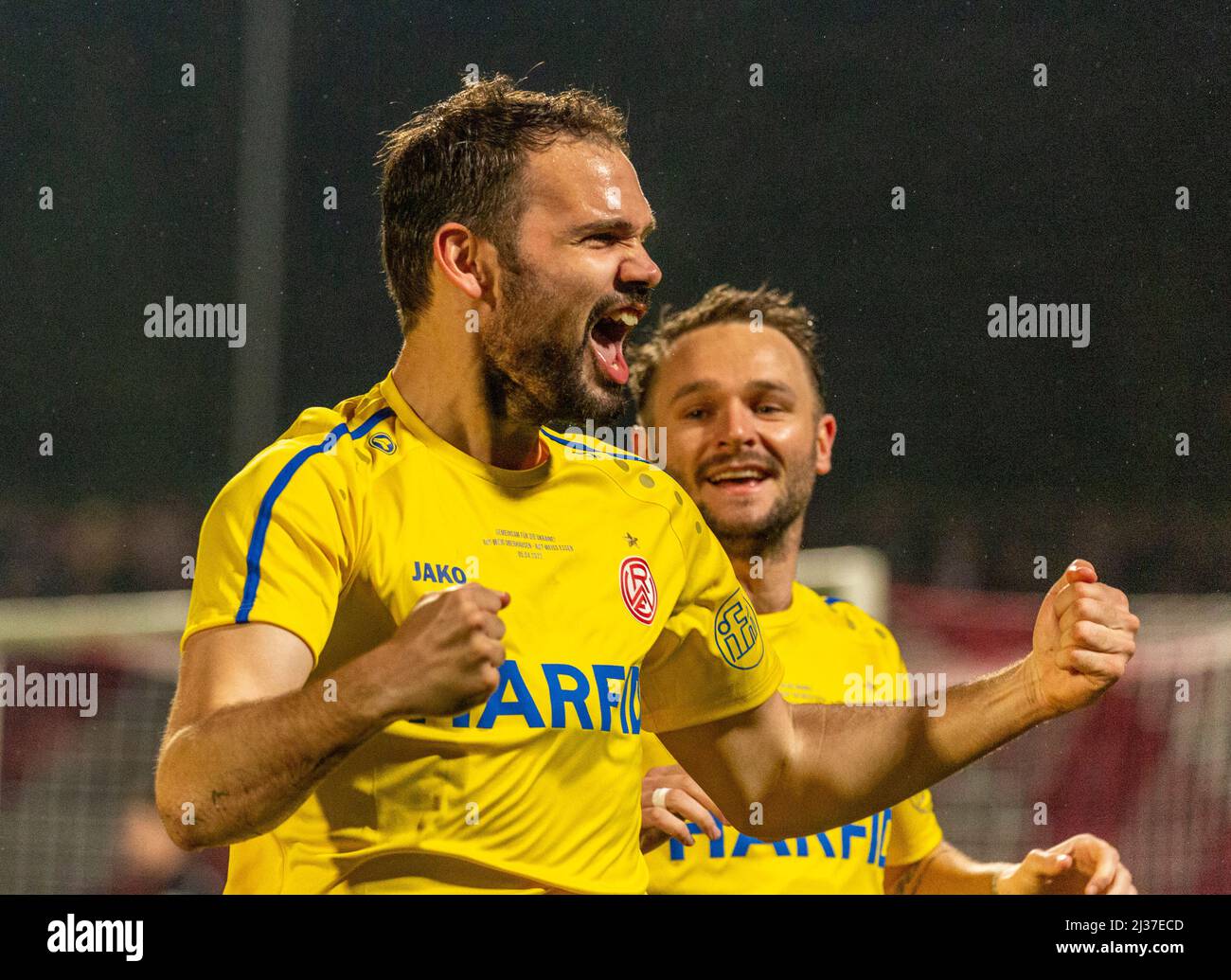 Sports, football, Ligue régionale Ouest, 2021/2022, Rot Weiss Oberhausen vs. Rot Weiss Essen 1-1, Stade Niederhein à Oberhausen, se réjouir du but de l'égaliseur 1-1, attaquant Simon Engelmann (RWE), derrière Marius Kleinsorge (RWE) Banque D'Images
