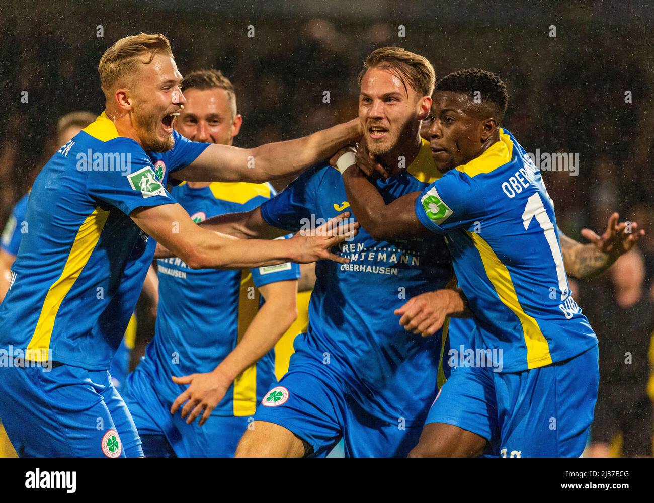 Sports, football, Ligue régionale Ouest, 2021/2022, Rot Weiss Oberhausen vs. Rot Weiss Essen 1-1, Stade Niederrhein à Oberhausen, se réjouir du but 1-0, f.l.t.n. Tim Stappmann (Adjum), Sven Kreyer (Adjum), attaquant Pierre Fassnacht (Adjum), Saibou Oubeyapwa (Adjum) Banque D'Images