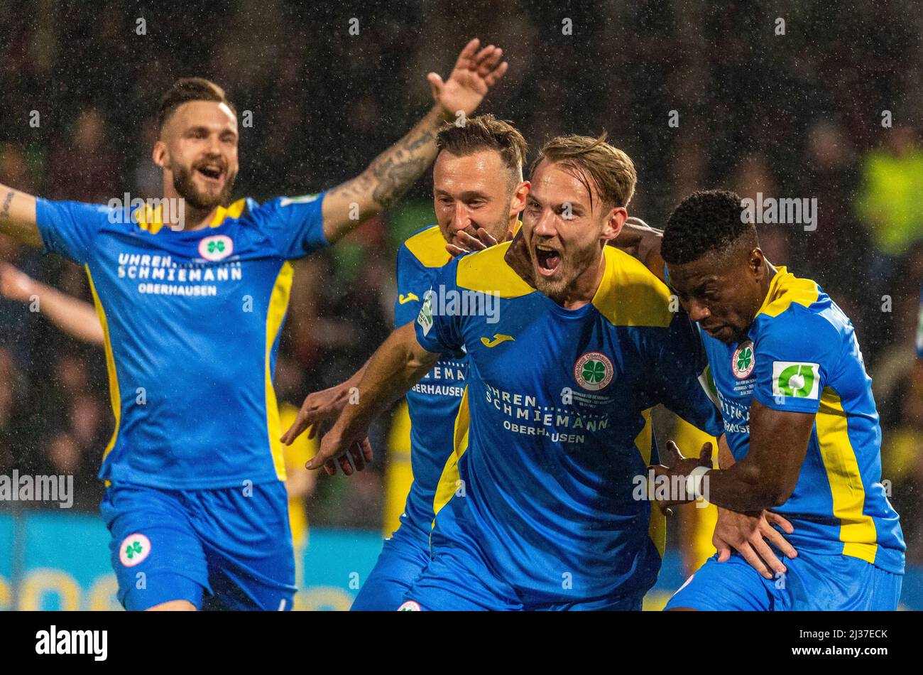 Sports, football, Ligue régionale Ouest, 2021/2022, Rot Weiss Oberhausen vs. Rot Weiss Essen 1-1, Stade Niederrhein à Oberhausen, se réjouir du but 1-0, f.l.t.n. Fabian Holthaus (RWO), Sven Kreyer (RWO), attaquant Pierre Fassnacht (RWO), Saibou Oubeyapwa (RWO) Banque D'Images