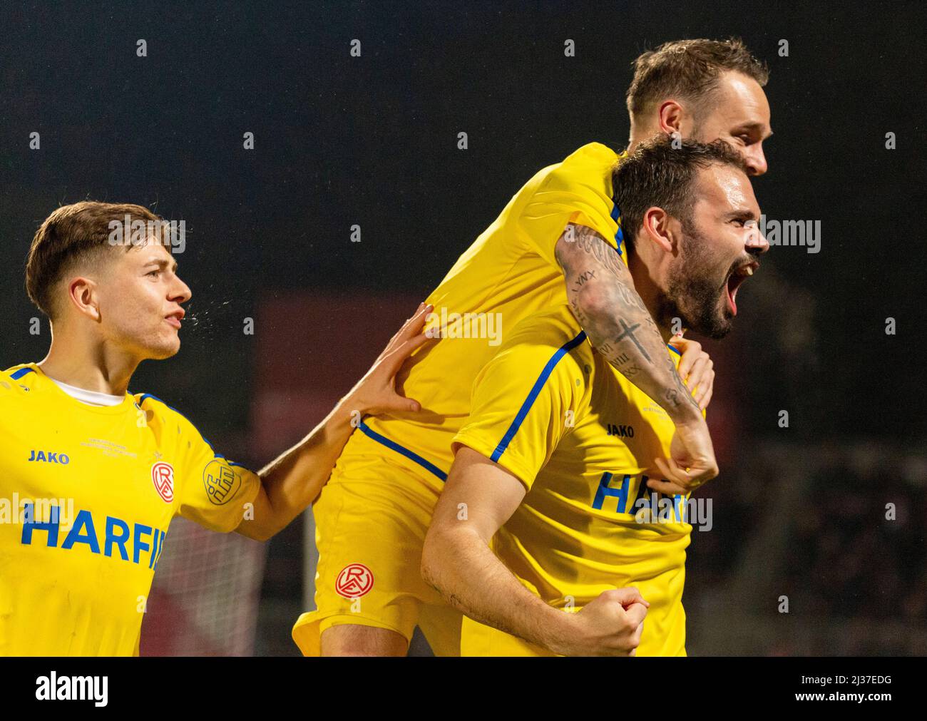 Sports, football, Ligue régionale Ouest, 2021/2022, Rot Weiss Oberhausen vs. Rot Weiss Essen 1-1, Stade Niederhein à Oberhausen, se réjouir du but de l'égaliseur 1-1, gauche Sandro Plechay (RWE), juste au-dessus du buteur Simon Engelmann (RWE), au-dessus de Marius Kleinsorge (RWE) Banque D'Images