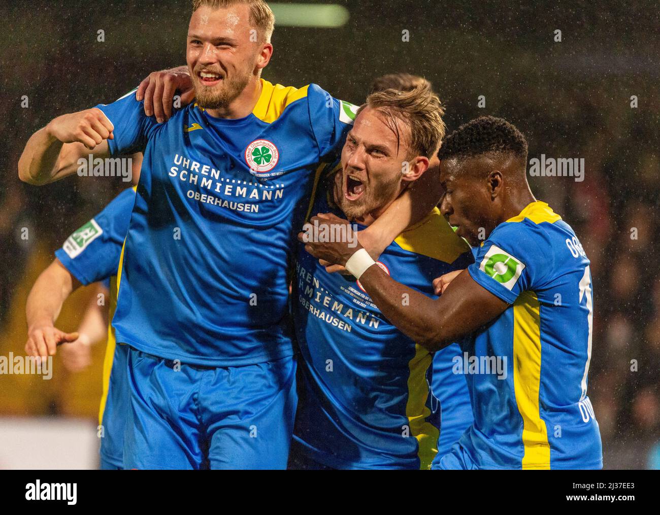 Sports, football, Ligue régionale Ouest, 2021/2022, Rot Weiss Oberhausen vs. Rot Weiss Essen 1-1, Stade Niederrhein à Oberhausen, se réjouir du but 1-0, f.l.t.n. Tim Stappmann (Adjum), attaquant Pierre Fassnacht (Adjum), Saibou Oubeyapwa (Adjum) Banque D'Images