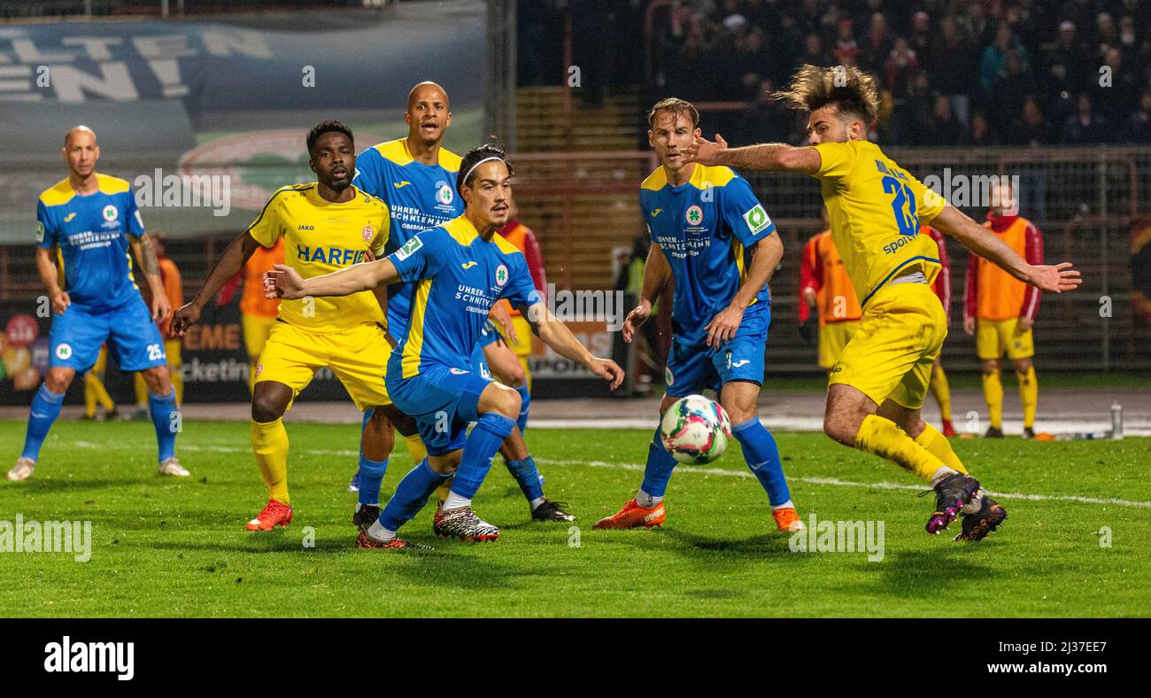 Sports, football, Ligue régionale Ouest, 2021/2022, Rot Weiss Oberhausen vs. Rot Weiss Essen 1-1, Stade Niederrhein à Oberhausen, scène du match, f.l.t.n. Tanju Oeztuerk (RWO), Daniel Heber (RWE), Jerome Propheter (RWO), Hueseyin Bulut (RWO), Pierre Fassnacht (RWO), José Enrique Rios Alonso (RWE) Banque D'Images