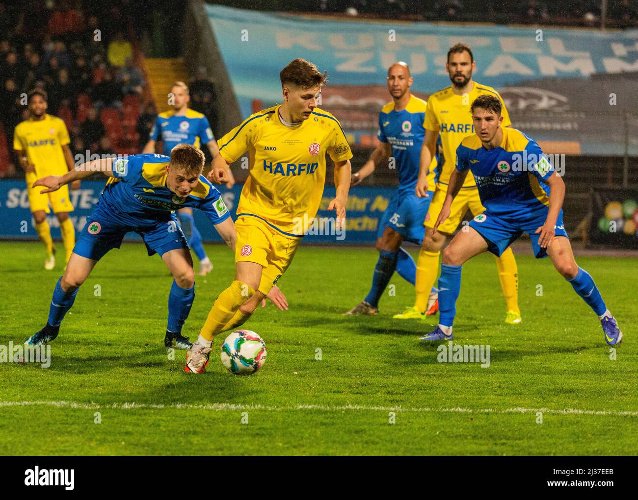 Sports, football, Ligue régionale Ouest, 2021/2022, Rot Weiss Oberhausen vs. Rot Weiss Essen 1-1, Stade Niederrhein à Oberhausen, scène du match, f.l.t.n. Anton Heinz (RWO), Sandro Plechay (RWE), Tanju Oeztuerk (RWO), Simon Engelmann (RWE), Nico Klass (RWO) Banque D'Images