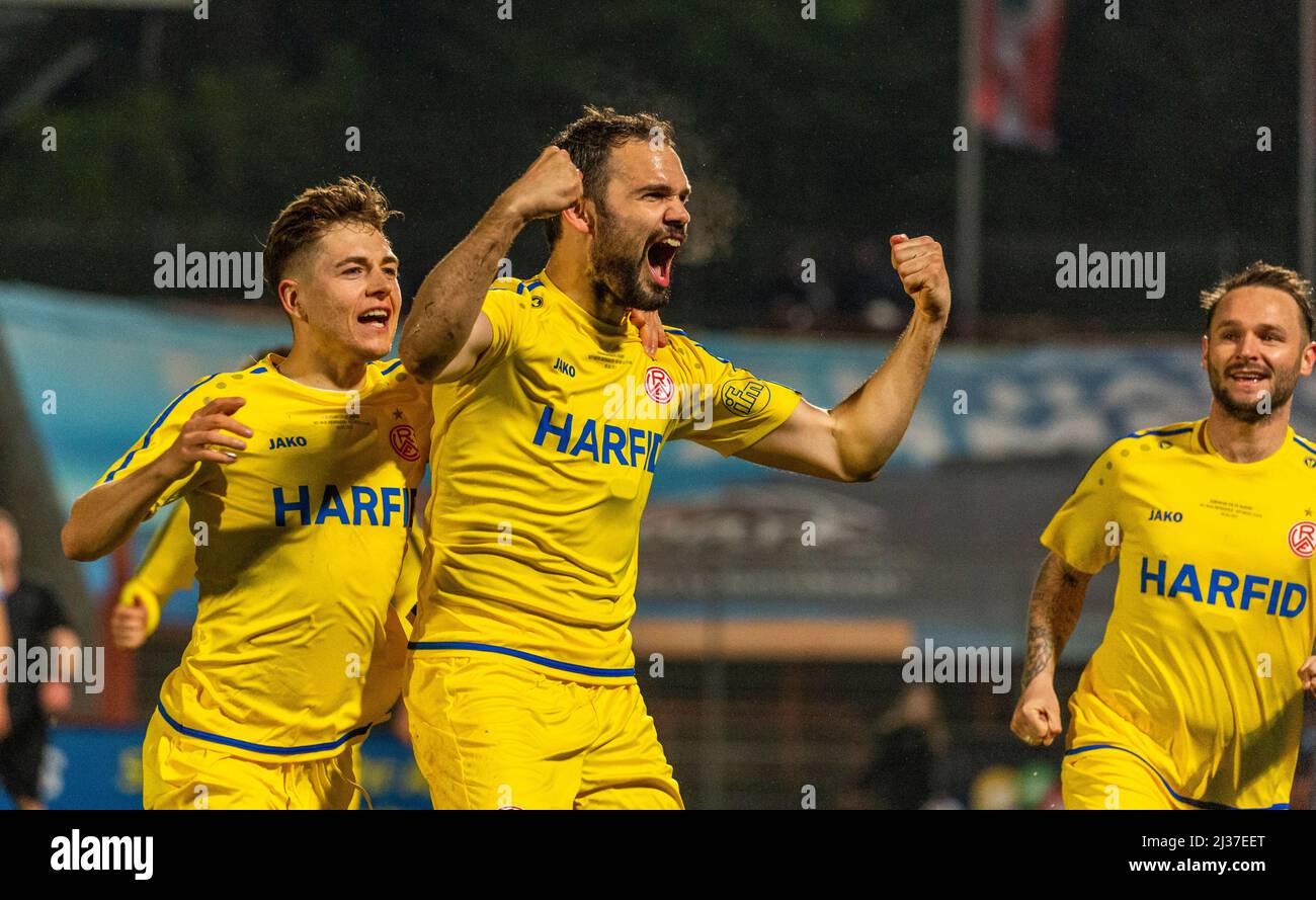 Sports, football, Ligue régionale Ouest, 2021/2022, Rot Weiss Oberhausen vs. Rot Weiss Essen 1-1, Stade Niederhein à Oberhausen, se réjouir du but de l'égaliseur 1-1, f.l.t.n. Sandro Plechay (RWE), marqueur de but Simon Engelmann (RWE), Marius Kleinsorge (RWE) Banque D'Images
