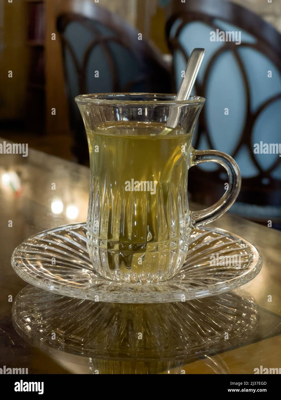 Gros plan d'une tasse de thé marocain servie sur la table. Mise au point sélective sur la tasse. Banque D'Images