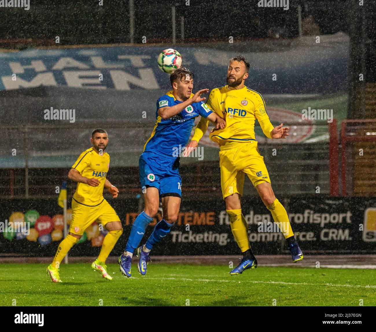 Sports, football, Ligue régionale Ouest, 2021/2022, Rot Weiss Oberhausen vs. Rot Weiss Essen 1-1, Stade Niederhein à Oberhausen, scène du match, duel aérien entre Zlatko Janjic (RWE) à droite et Nico Klass (RWO), à gauche Oguzhan Kefkir (RWE) Banque D'Images