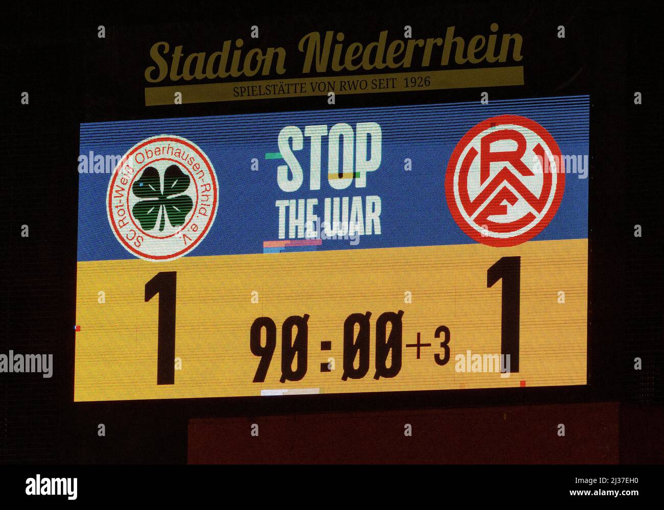 Sports, football, Regional League West, 2021/2022, Rot Weiss Oberhausen vs. Rot Weiss Essen 1-1, Stadium Niederrhein à Oberhausen, Scoreboard présente le résultat final et la demande à Wladimir Poutine d'arrêter la guerre en Ukraine après les invasions russes Banque D'Images