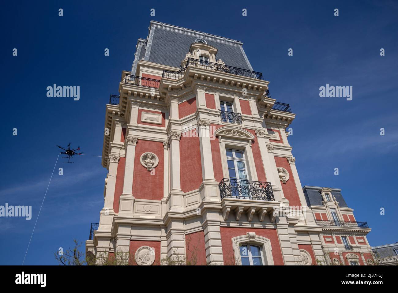 Nettoyage de la façade de l'Hôtel du Palais à Biarritz à l'aide d'un drone (Pyrénées Atlantique - France). Banque D'Images