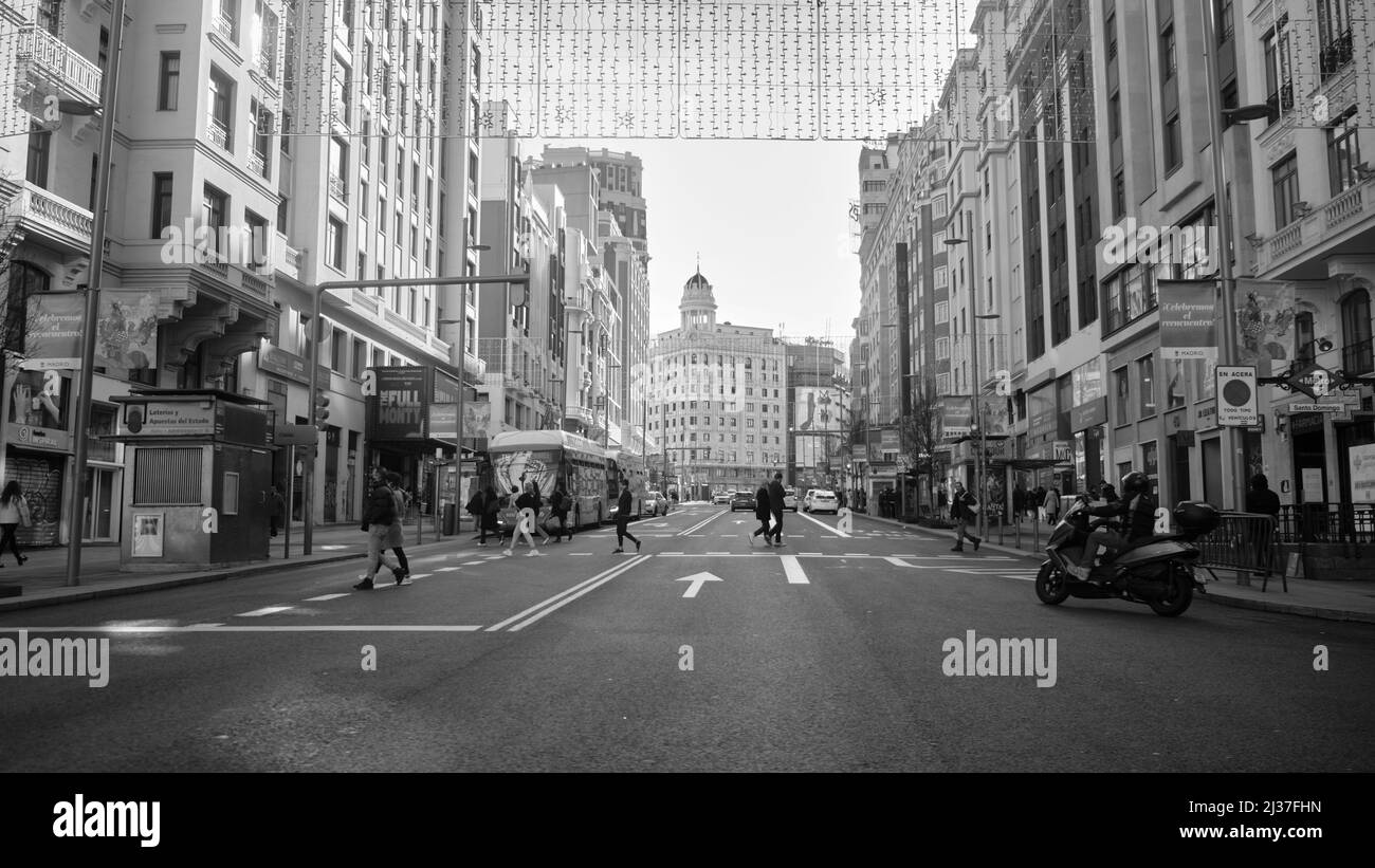 Vue panoramique sur Gran via en direction de la Plaza del Callao. Image en noir et blanc. Banque D'Images