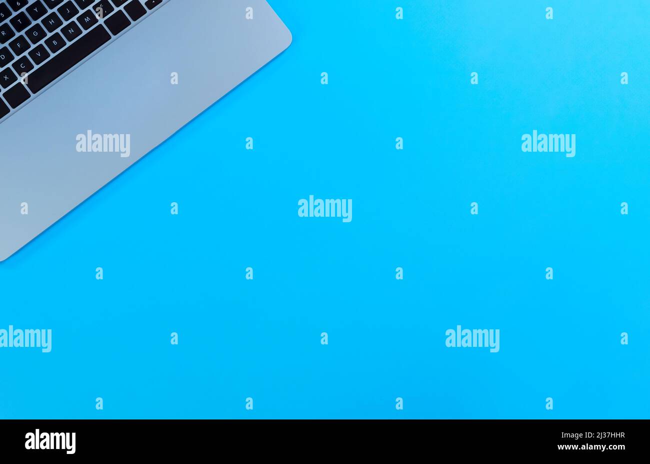 Table de bureau bleue avec ordinateur portable. Vue de dessus avec espace de copie en mode de mise en page en mode sans barre. Concept d'école ou de travail. Banque D'Images