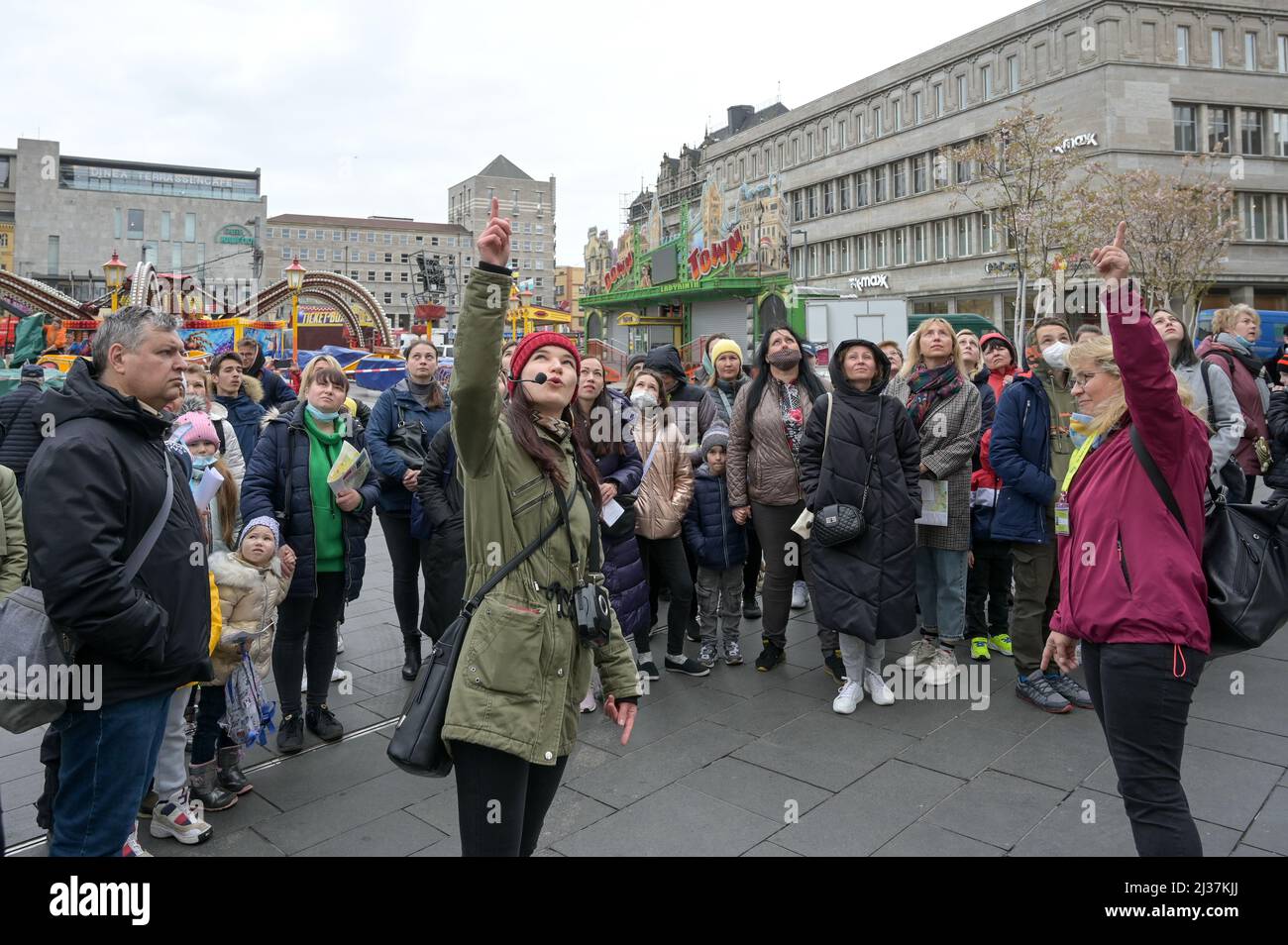 06 avril 2022, Saxe-Anhalt, Halle (Saale): Le guide Beate Krauße (r) et l'interprète Roksolana Grabko dirigent des réfugiés d'Ukraine à travers la ville. En plus des points pertinents tels que le bâtiment de l'administration de la ville, des commerces, des installations gastronomiques et de musée et des points touristiques sélectionnés dans le centre-ville et la vieille ville sont également présentés. Photo: Heiko Rebsch/dpa Banque D'Images