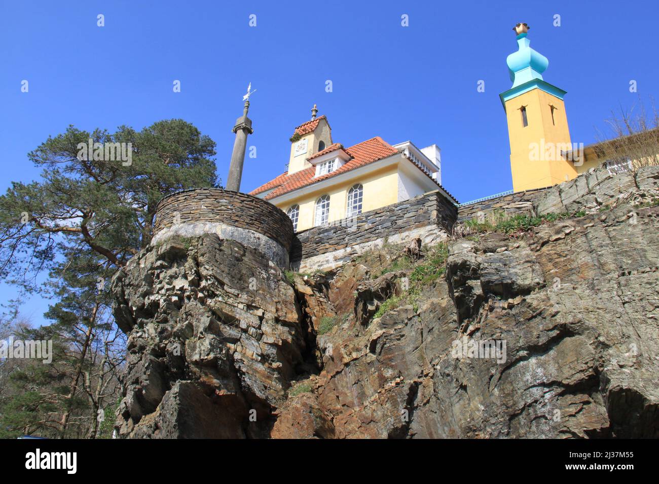 Portmeirion est un charmant village de style italiané sur la côte du nord du pays de Galles, conçu et construit par Sir Clough Williams-Ellis - Royaume-Uni, PETER GRANT Banque D'Images