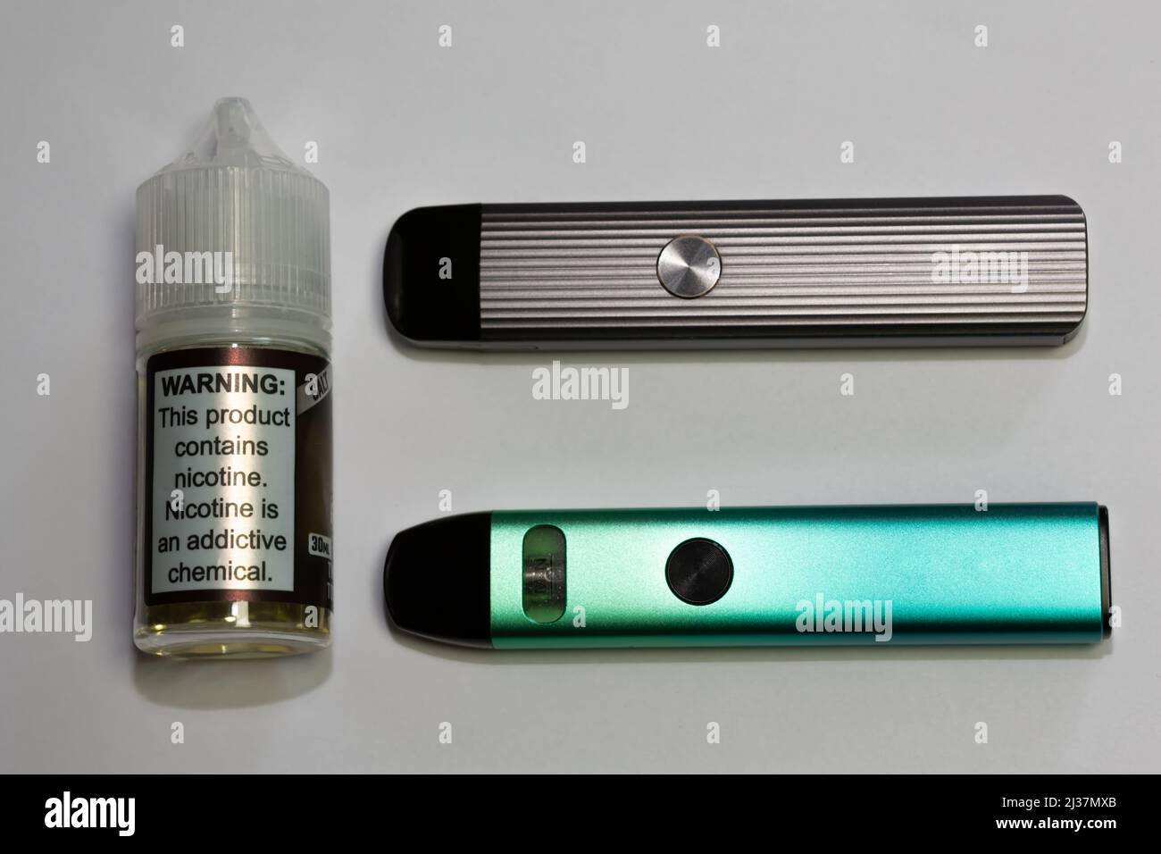 Bouteille de liquide de cigarette électronique et bâtons de vapeur de