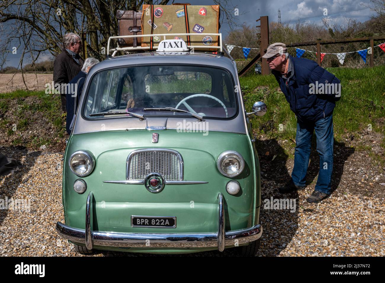 Petit taxi italien classique chargé de bagages sur une galerie de toit, une Fiat 600 Multipla 1963, Ropley, Hampshire, Royaume-Uni Banque D'Images